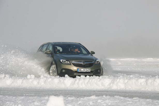  Opel Insignia Country Tour “effetto neve”