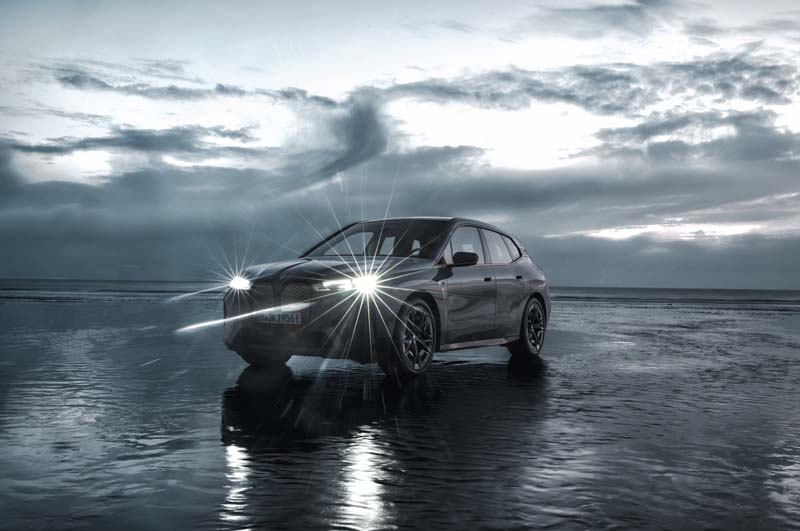  BMW  iX M60: potenza massima elettrificata (video)