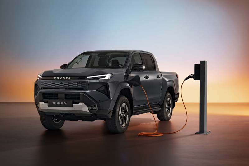  Toyota: nuova generazione elettrica per il pick up Hilux